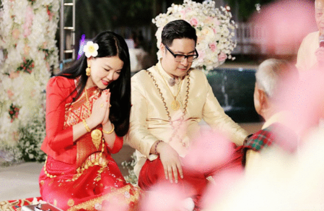 “上有老下有小”知名导演与神秘女子搂搂抱抱