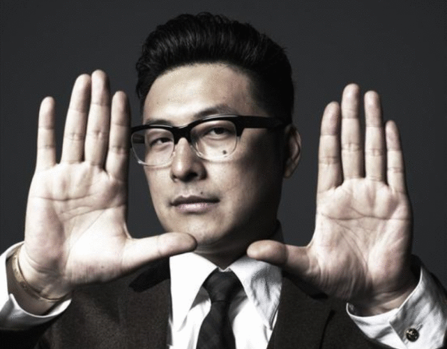 “上有老下有小”知名导演与神秘女子搂搂抱抱