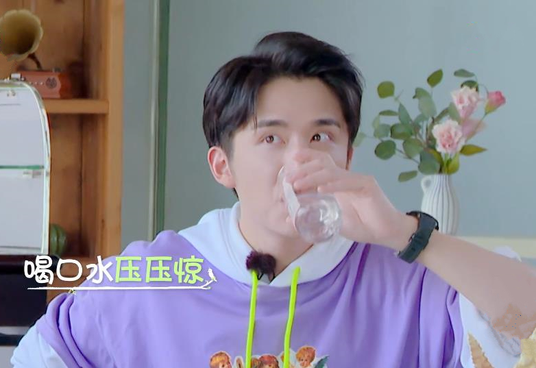 郑爽太想谈恋爱？在综艺尬撩男星：告白吴亦凡