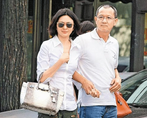 关之琳越老越潇洒！深夜聚会被鲜肉揽肩包围，