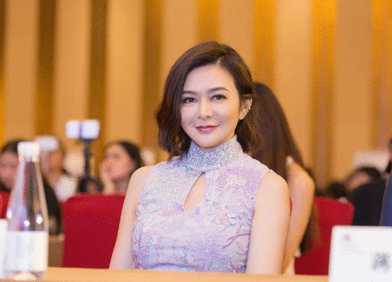 关之琳越老越潇洒！深夜聚会被鲜肉揽肩包围，