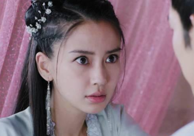baby哭戏登热搜榜首，“微笑唇”阻碍了她的演技