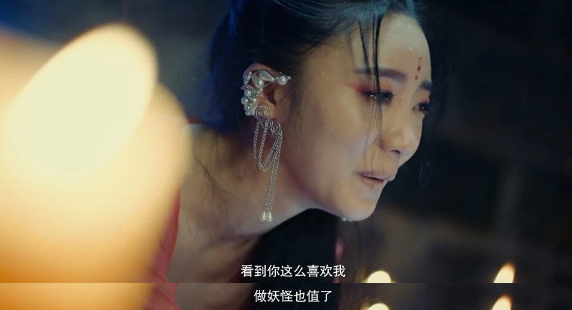 “林有有”疑恋情曝光，与神秘男当街搂抱，被