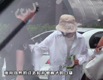 “林有有”疑恋情曝光，与神秘男当街搂抱，被