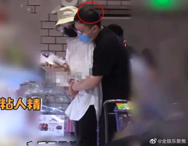 “林有有”疑恋情曝光，与神秘男当街搂抱，被