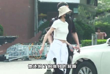 “林有有”疑恋情曝光，与神秘男当街搂抱，被