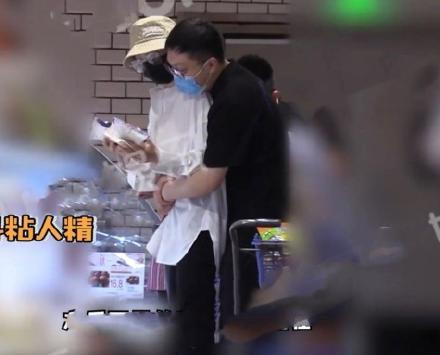 “林有有”疑恋情曝光，与神秘男当街搂抱，被