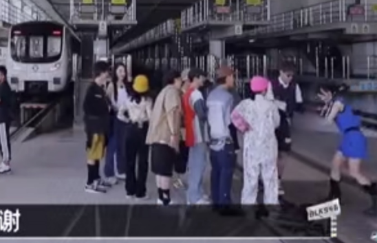 郑爽对吴亦凡很上心？上节目大胆撩加暗示，贴