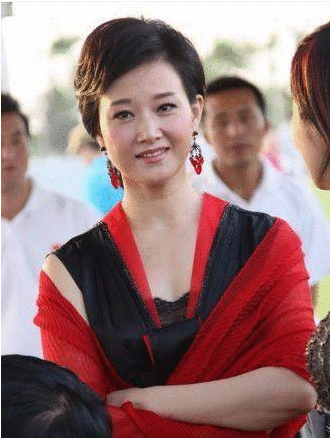 54岁宋祖英罕曝光，脸色憔悴发福明显，与往日优