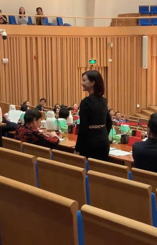 54岁宋祖英罕曝光，脸色憔悴发福明显，与往日优