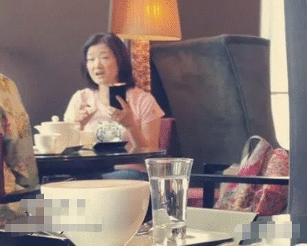 54岁宋祖英罕曝光，脸色憔悴发福明显，与往日优