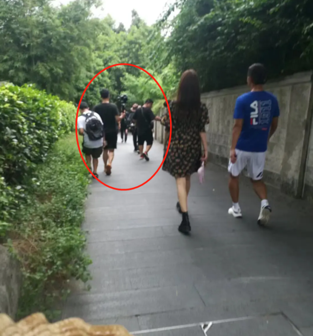 金晨和张继科深夜逛街疑恋情曝光，知情人否认