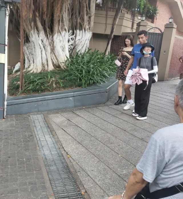 金晨和张继科深夜逛街疑恋情曝光，知情人否认