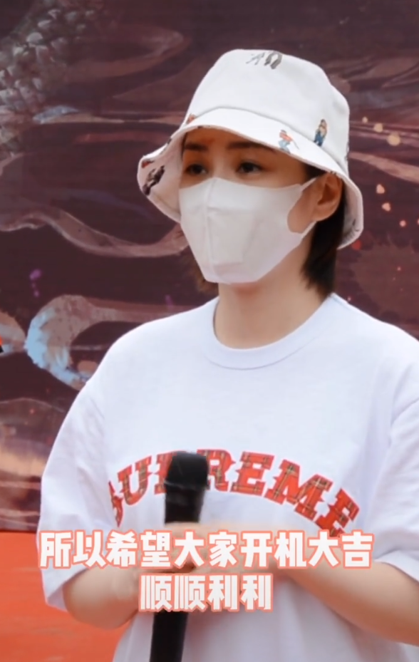 真留疤了！阿娇复工超敬业戴帽子口罩遮遮掩掩