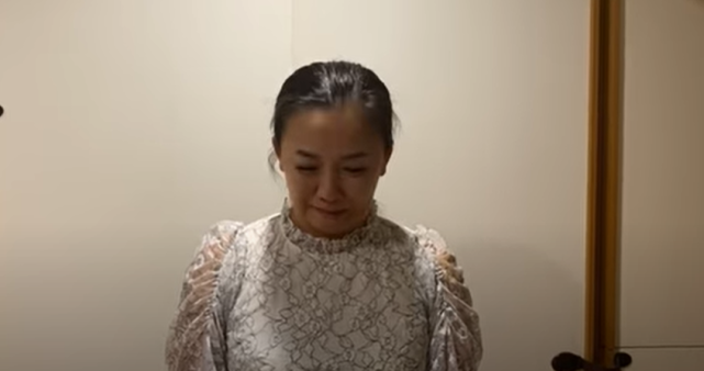女星控诉保姆虐待儿子，今突发视频道歉，边哭