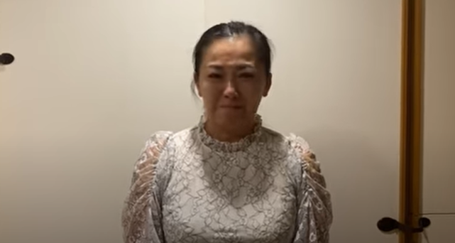 女星控诉保姆虐待儿子，今突发视频道歉，边哭