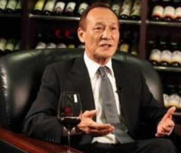 曾帮刘嘉玲摆平“绑架案”、夺回照片，今77岁陈
