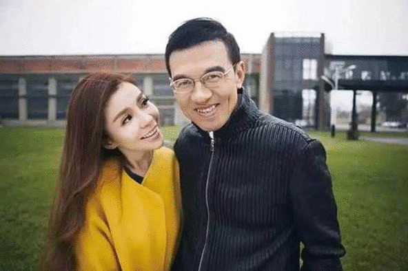 47岁朱迅被疑高龄怀二胎，录节目腹部微隆，身体