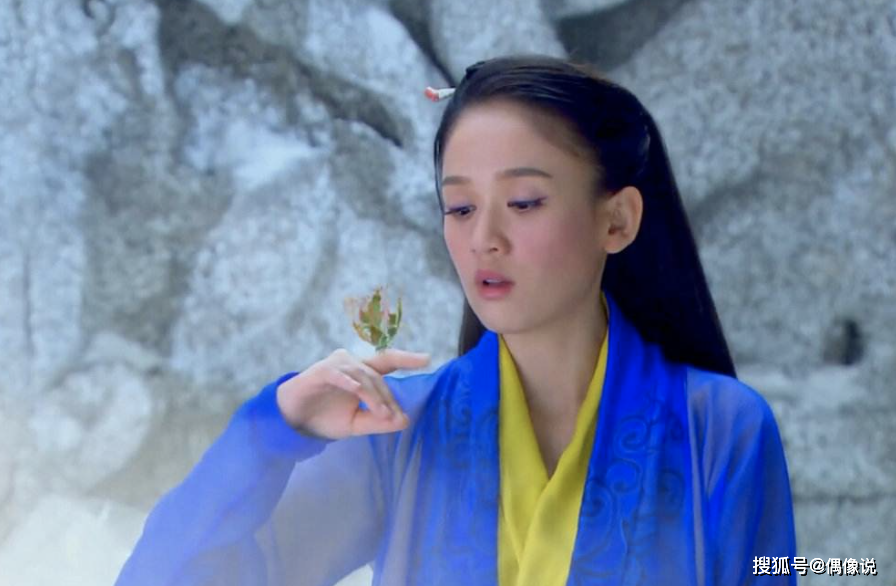 陈乔恩庆祝出道19周年，戴皇冠自拍像公主，41岁