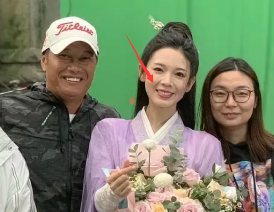 《皓衣行》导演好心机，杀青照罗云熙满脸褶皱