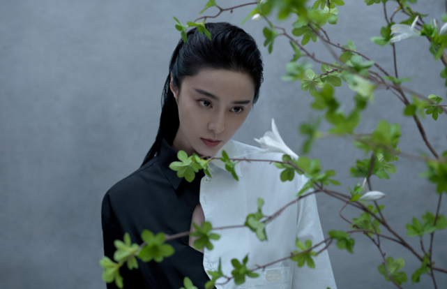 范冰冰晒照感谢朋友祝福，无名指鸽子蛋钻戒抢