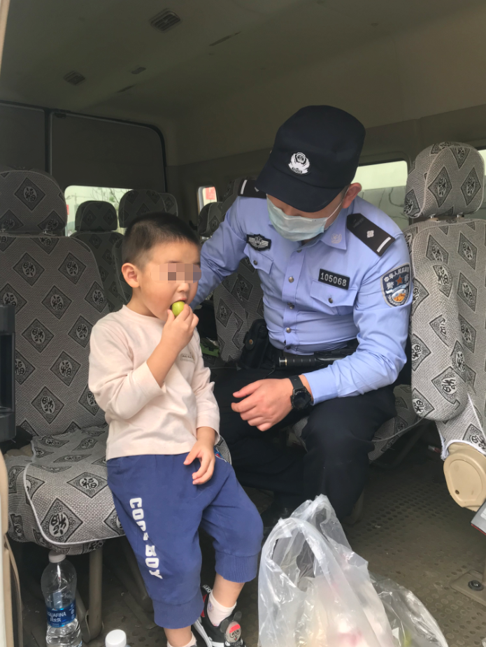 暖心！3岁男童走失，民警半小时帮忙找到家长