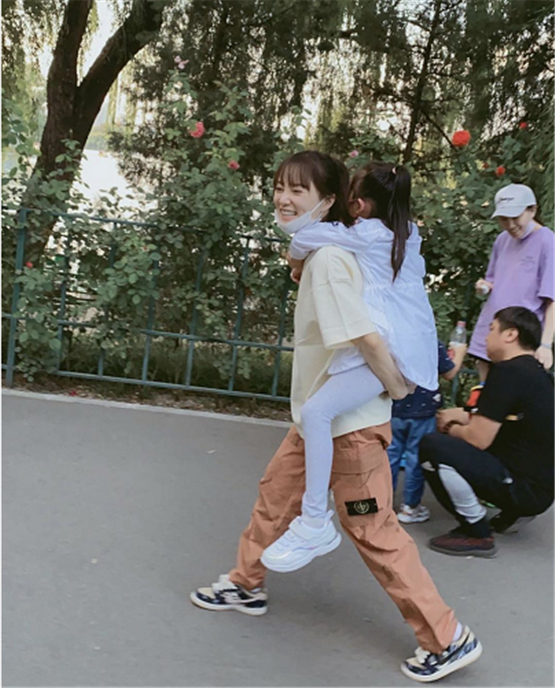 懒理贾乃亮接连嘲讽，李小璐晒视频卖萌耍可爱