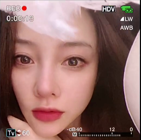 懒理贾乃亮接连嘲讽，李小璐晒视频卖萌耍可爱