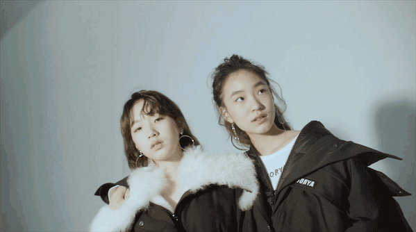 小s两个大女儿再度合体拍大片，灿烂笑容比高冷