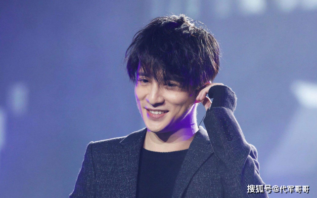 演唱时不慎摔下舞台的明星，黄龄腿部淤青，林