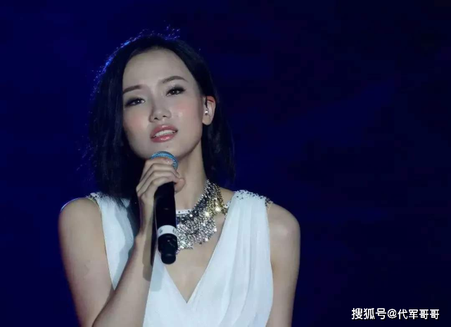 演唱时不慎摔下舞台的明星，黄龄腿部淤青，林