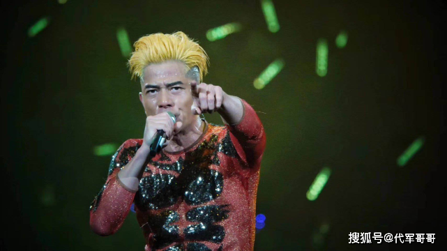 演唱时不慎摔下舞台的明星，黄龄腿部淤青，林