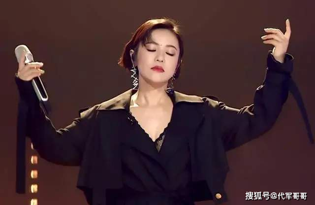演唱时不慎摔下舞台的明星，黄龄腿部淤青，林