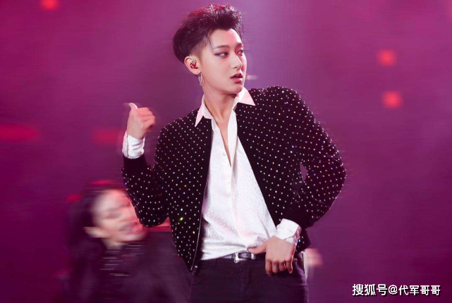 演唱时不慎摔下舞台的明星，黄龄腿部淤青，林