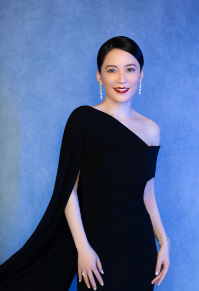 49岁俞飞鸿演《第一炉香》脸歪苹果肌僵硬，被质