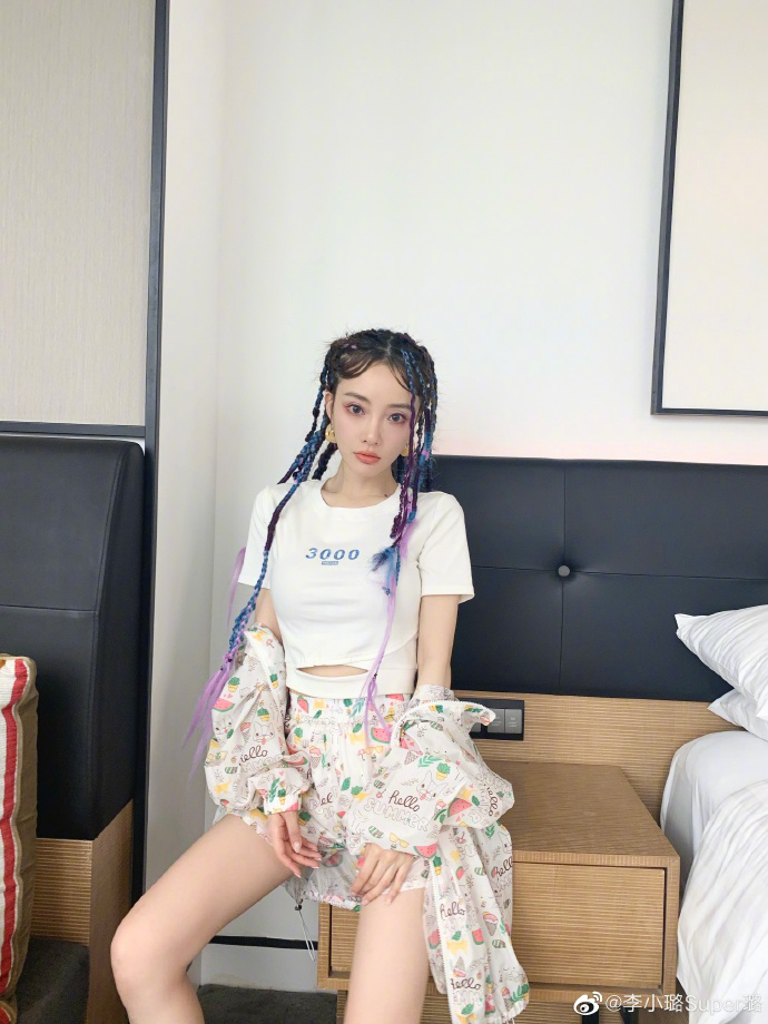 李小璐被拍现身整形医院，不断拉口罩怕被认出