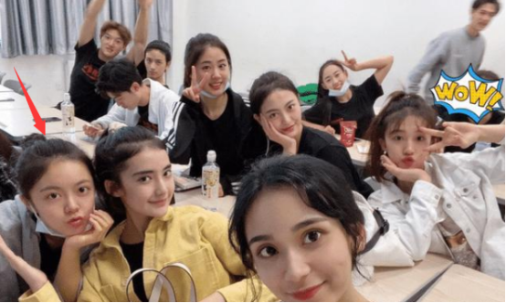 张子枫长相太短板，与同学合影站C位都不起眼，