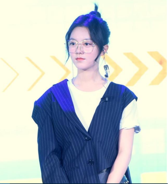 张子枫长相太短板，与同学合影站C位都不起眼，