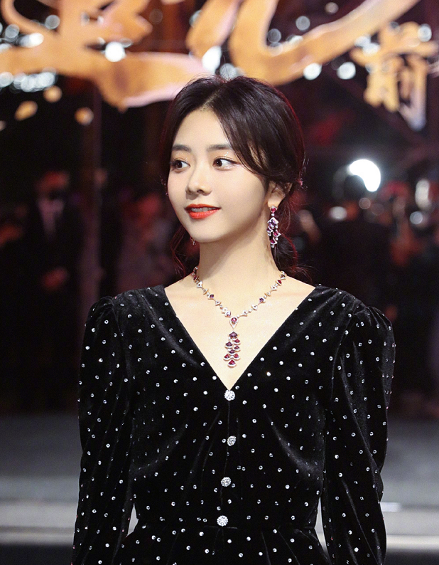 “谭松韵状态”登热搜榜首，生图中腿粗又短，