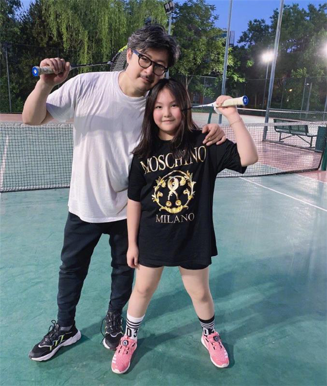 李湘带女儿逛奢侈品店，王诗龄长发披肩淑女范