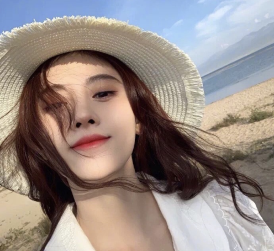 贾玲槽鞠婧祎心机重鞋底高，化妆师说她耍大牌