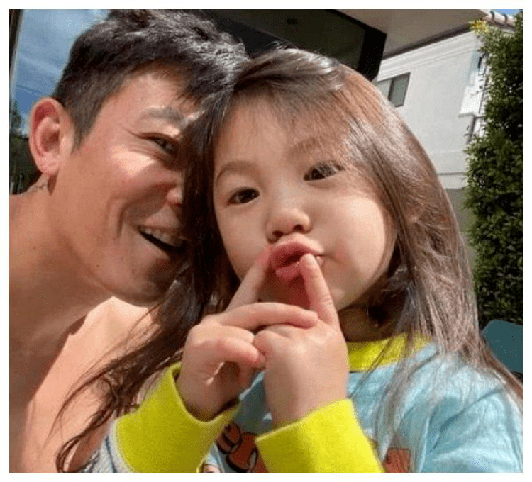 陈冠希晒3岁女儿近照：艳照门过去12年，他还好