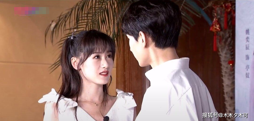 导演安排真亲，大大方方营业挺好的，比邓伦杨