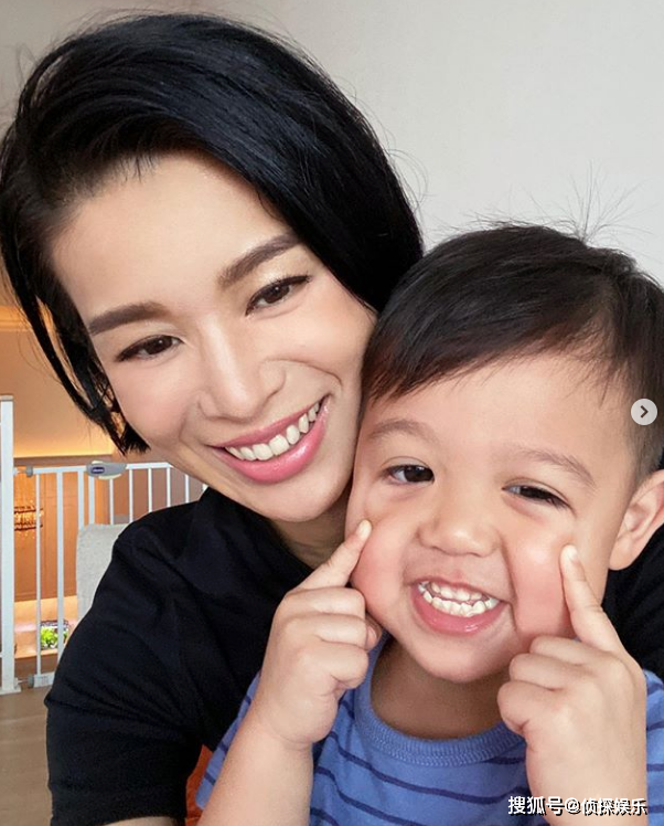 胡杏儿老公晒儿子萌照，奕霆选到心仪美食变害