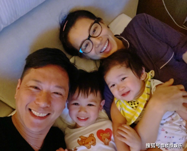 胡杏儿老公晒儿子萌照，奕霆选到心仪美食变害