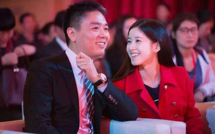大佬聚餐！奶茶妹小鸟依人，章子怡气场依旧，