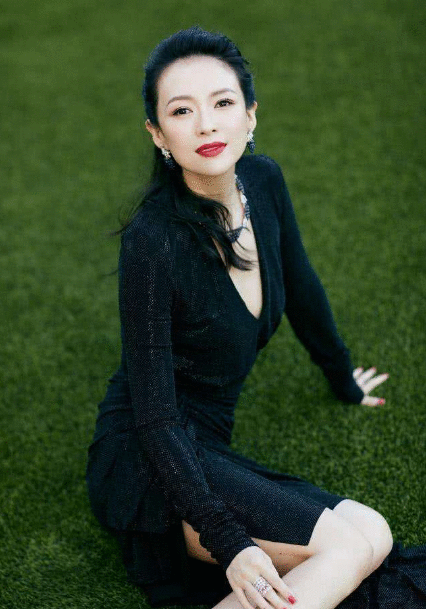 大佬聚餐！奶茶妹小鸟依人，章子怡气场依旧，