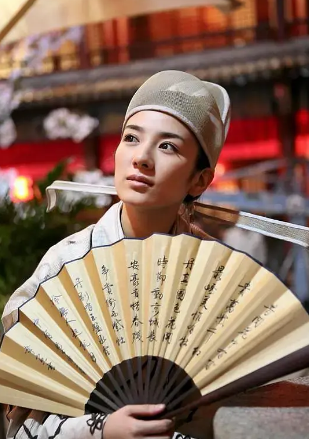 两代小燕子同框，赵薇眼睛真的好大，黄奕头好