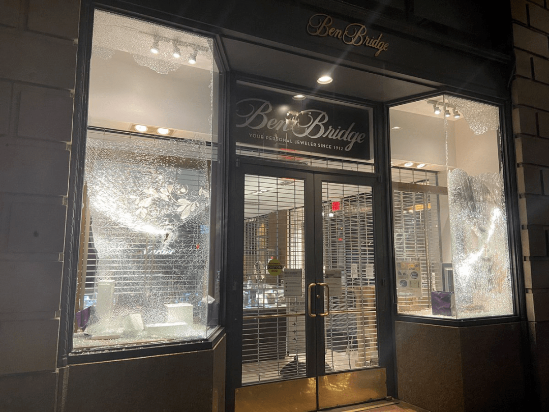 “把这群畜生关进监狱，就现在！”特朗普发推