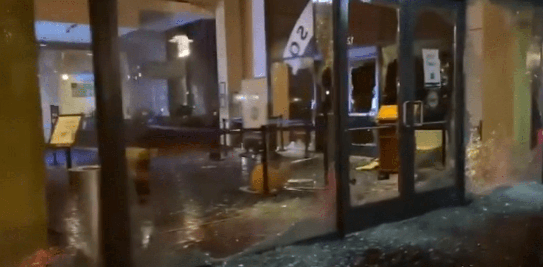 “把这群畜生关进监狱，就现在！”特朗普发推